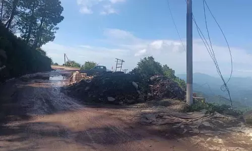 Kasauli: पानी की पाइप लाइन बिछाने के काम से धर्मपुर-सनावर सड़क क्षतिग्रस्त Kasauli: पानी की पाइप लाइन बिछाने के काम से धर्मपुर-सनावर सड़क क्षतिग्रस्त