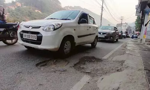 Himachal: गड्ढों वाली सड़क की मरम्मत करें Himachal: गड्ढों वाली सड़क की मरम्मत करें