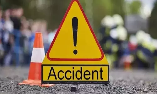 Moradabad: बस ने स्कूटी में मारी जोरदार टक्कर, पहिए के नीचे आ कर महिला की मौत Moradabad: बस ने स्कूटी में मारी जोरदार टक्कर, पहिए के नीचे आ कर महिला की मौत