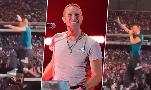 Coldplay के फ्रंटमैन क्रिस मार्टिन मेलबर्न कॉन्सर्ट के दौरान खुले ट्रैप डोर से गिरे, वीडियो... Coldplay के फ्रंटमैन क्रिस मार्टिन मेलबर्न कॉन्सर्ट के दौरान खुले ट्रैप डोर से गिरे, वीडियो...