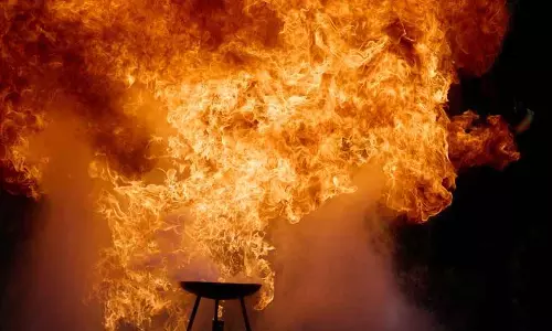 Uluberia में अवैध रूप से रखे गए पटाखों के कारण दो मंजिला इमारत में विस्फोट हुआ