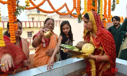 अगर आप छठ पूजा के लिए घाट  नहीं जा सकते तो घर पर ही इस तरह करें पूजा
