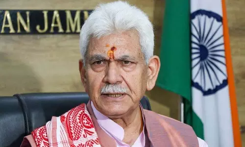 LG Sinha ने सुरक्षा बलों से कहा- उग्रवादियों को कड़ा जवाब दें