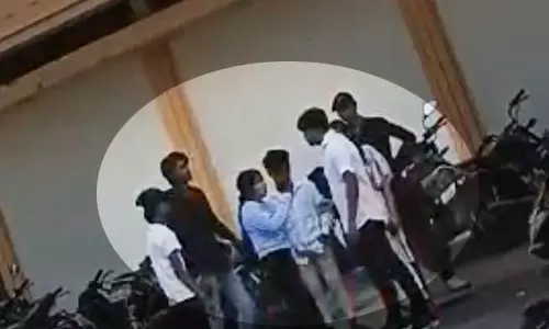 लड़कों ने शांत कराया लड़कियों का झगड़ा, वीडियो