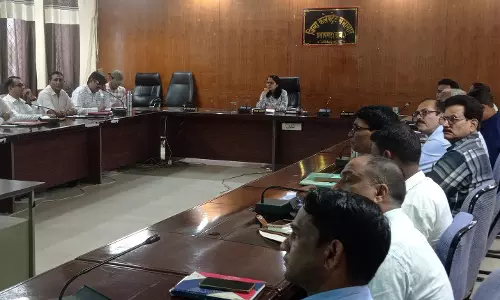 Pratapgarh: जिला कलेक्टर ने ली साप्ताहिक समीक्षा बैठक