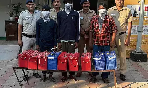 Chandigarh: बैटरी चोरी के आरोप में हत्या के आरोपी सहित तीन गिरफ्तार Chandigarh: बैटरी चोरी के आरोप में हत्या के आरोपी सहित तीन गिरफ्तार