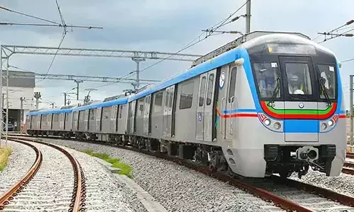 Hyderabad: मेट्रो ट्रेन में तकनीकी खराबी.. यात्रियों को परेशानी