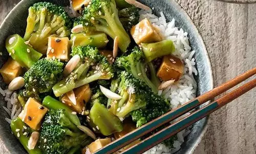 Tofu मशरूम और ब्रोकोली स्टिर फ्राई रेसिपी