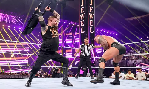 Randy Orton के साथ ज़बरदस्त झगड़े में शामिल होने के बाद केविन ओवेन्स घायल Randy Orton के साथ ज़बरदस्त झगड़े में शामिल होने के बाद केविन ओवेन्स घायल