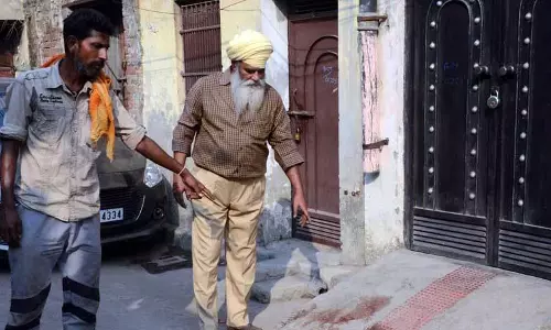 parking को लेकर एक व्यक्ति की चाकू घोंपकर हत्या, चार घायल