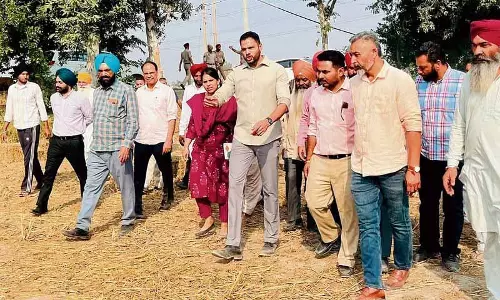 DC ने खेतों में आग लगने की घटनाओं को रोकने के लिए 3 गांवों के किसानों की सराहना की DC ने खेतों में आग लगने की घटनाओं को रोकने के लिए 3 गांवों के किसानों की सराहना की