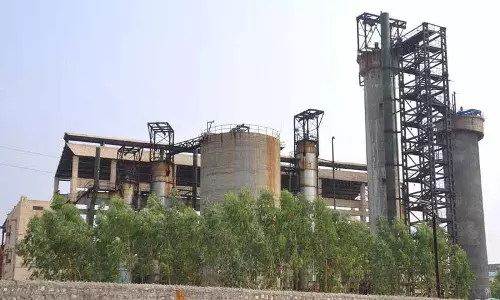 प्रबंधन और ट्रक मालिकों के बीच मतभेद के कारण Sirpur पेपर मिल संकट में