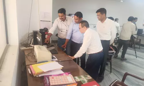 Alwar: जिला निर्वाचन अधिकारी व सामान्य पर्यवेक्षक ने किया एमसीएमसी कंट्रोल रूम का निरीक्षण