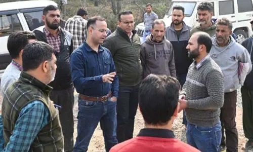 DC शोपियां ने जल शक्ति मिशन का निरीक्षण करने के लिए कई क्षेत्रों का दौरा किया