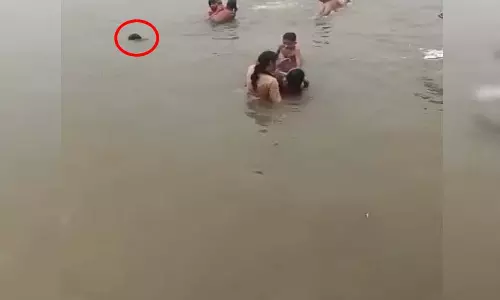 BIG BREAKING: गंगा नदी में डूबी चार साल की बच्ची, मां बनाती रही रील BIG BREAKING: गंगा नदी में डूबी चार साल की बच्ची, मां बनाती रही रील