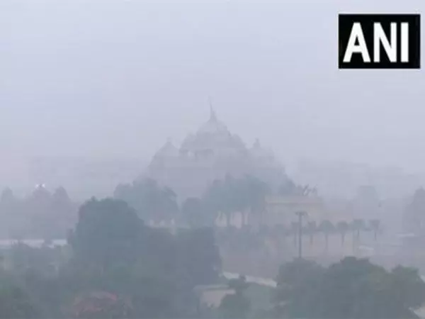 Delhi का AQI बहुत खराब श्रेणी में बना हुआ है, शहर में धुंध छाई हुई