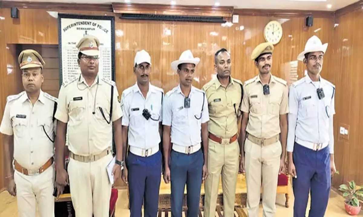 Odisha: पारदर्शिता के लिए बरहामपुर पुलिस ने बॉडी कैमरे लगाए