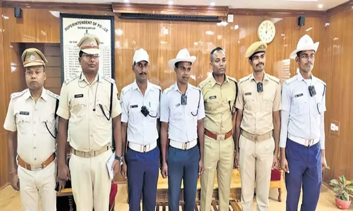 Odisha: पारदर्शिता के लिए बरहामपुर पुलिस ने बॉडी कैमरे लगाए