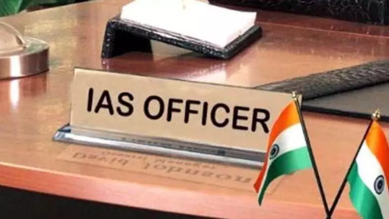 नेताओं पर भड़के IAS अफसर, बुला ली पुलिस, मिठाई के डिब्बे में रिश्वत देना भारी पड़ा