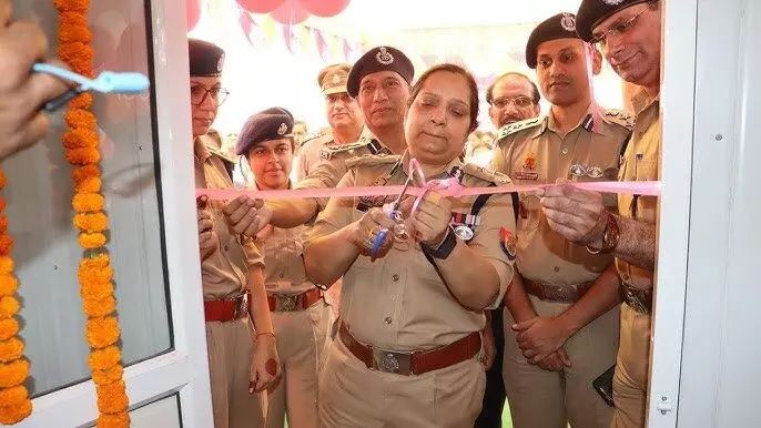 Noida: पुलिस कमिश्नर लक्ष्मी सिंह ने पुलिस पिंक बूथ का किया उद्घाटन