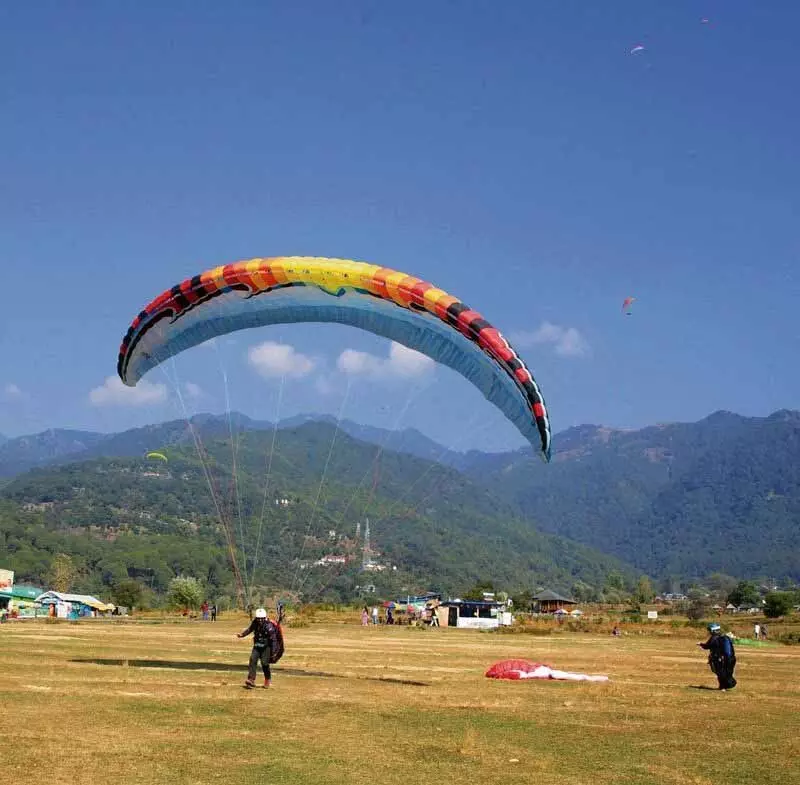 Himachal: पोलैंड पैराग्लाइडर पायलट सुरक्षित, आज बचाया जाएगा