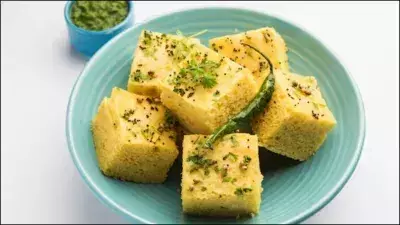 Dhokla: पोहा से बनाएं स्पंजी ढोकला ,बेहद आसान है रेसिपी