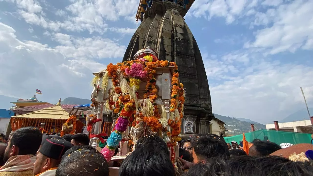 Rudraprayag: ओंकारेश्वर मंदिर पहुंची बाबा केदार की पंचमुखी डोली, श्रद्धालुओं ने किया स्वागत