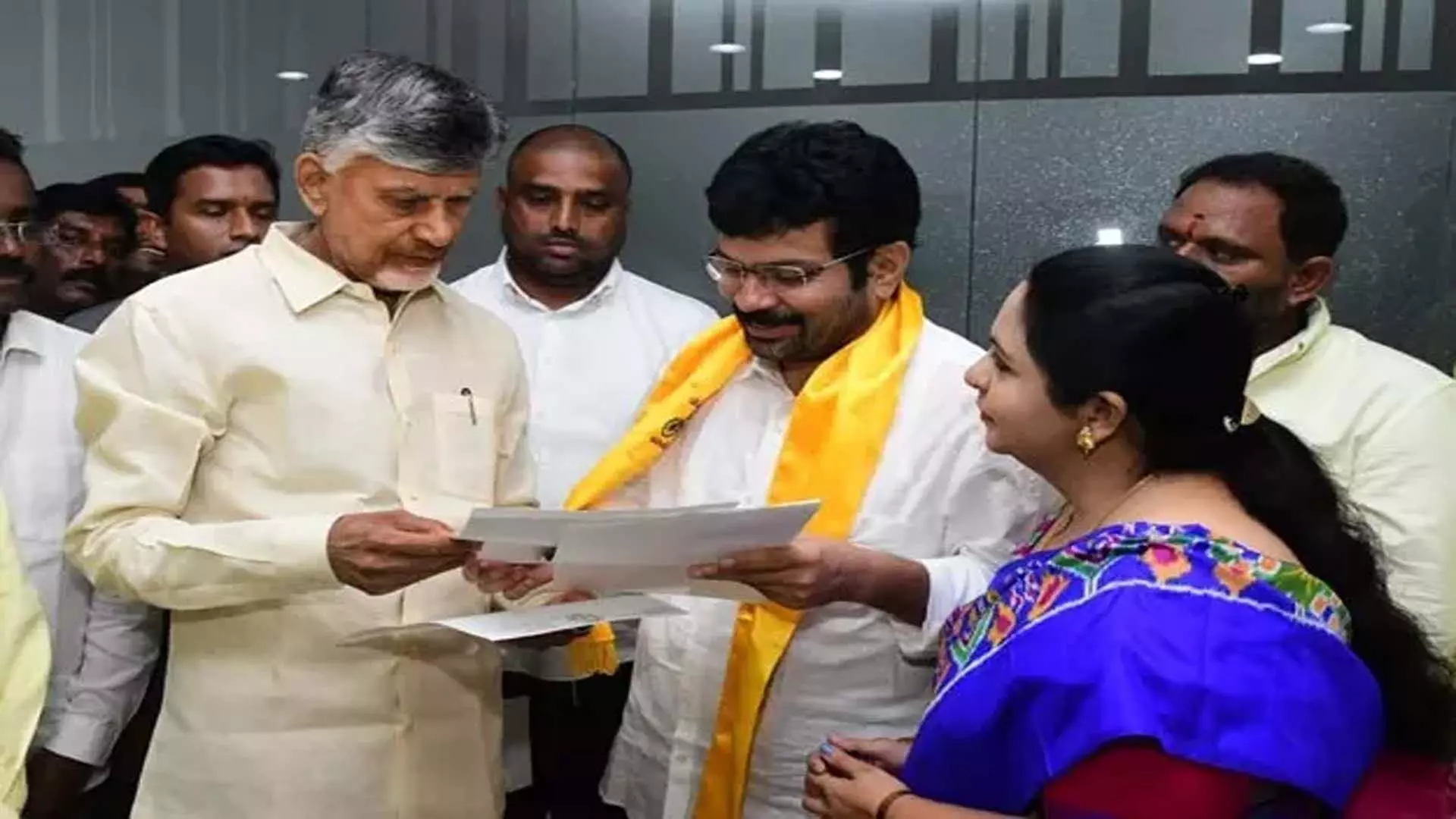 कुप्पम नगरपालिका अध्यक्ष ने YSRCP से इस्तीफा दिया, TDP में शामिल हुए