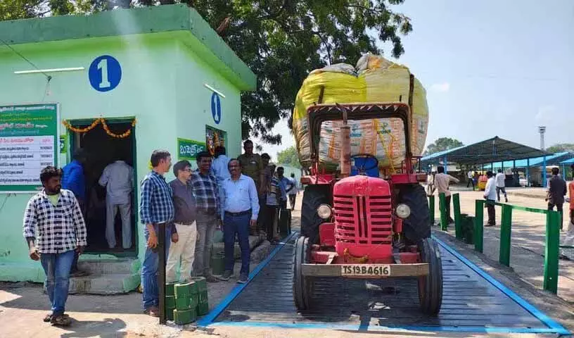 Adilabad: कपास की खरीद में देरी से किसान चिंतित