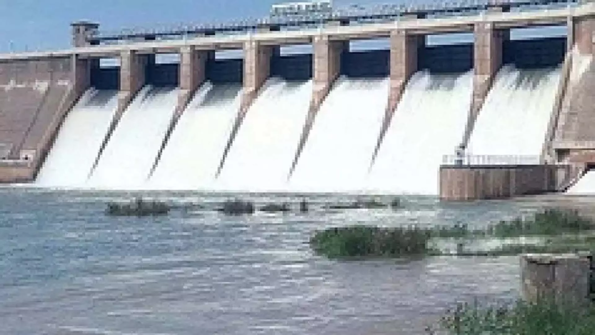 बाढ़ से बचने के लिए विशेषज्ञ Vaigai बांध में बढ़ते जलस्तर पर नजर रख रहे