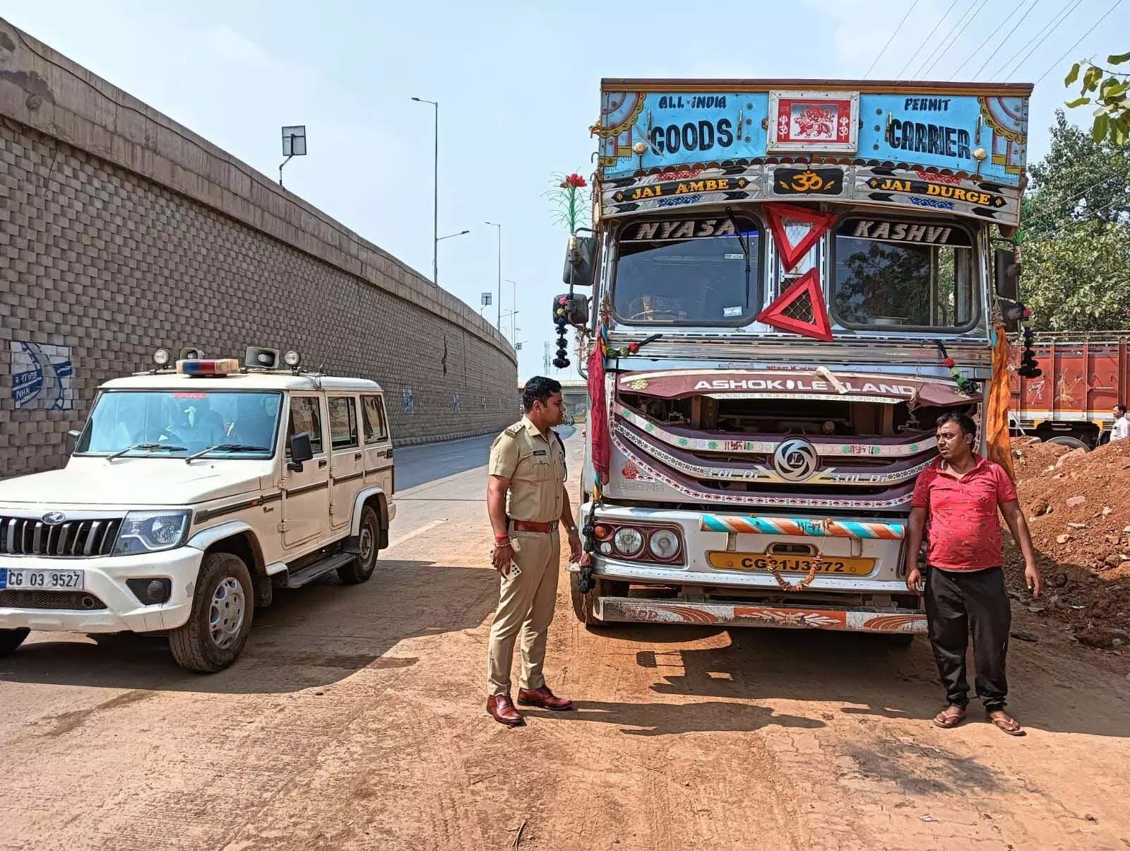 Raipur Breaking: आउटर में ट्रकों पर कार्यवाही, नो पार्किंग में पुलिस का कड़ा प्रहार