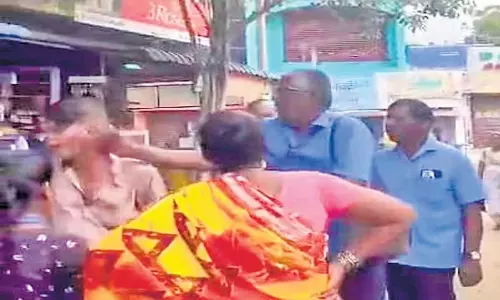 Tamil: सामान को लेकर हुए विवाद में टीएनएसटीसी कंडक्टर ने व्यक्ति को थप्पड़ मारा Tamil: सामान को लेकर हुए विवाद में टीएनएसटीसी कंडक्टर ने व्यक्ति को थप्पड़ मारा