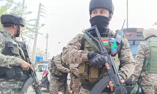 J&K: ग्रेनेड हमले के एक दिन बाद श्रीनगर में सुरक्षा बढ़ा दी गई J&K: ग्रेनेड हमले के एक दिन बाद श्रीनगर में सुरक्षा बढ़ा दी गई