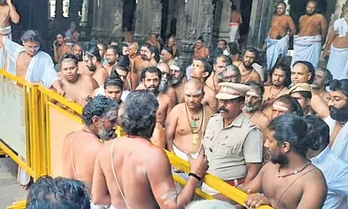 Tamil: पोधु दीक्षित के विरोध के कारण कोयंबटूर मंदिर में ध्वजस्तंभ का काम रोका गया Tamil: पोधु दीक्षित के विरोध के कारण कोयंबटूर मंदिर में ध्वजस्तंभ का काम रोका गया