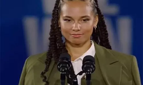 Alicia Keys ने पेनसिल्वेनिया में कमला हैरिस की रैली में महिलाओं के अधिकारों की वकालत की Alicia Keys ने पेनसिल्वेनिया में कमला हैरिस की रैली में महिलाओं के अधिकारों की वकालत की
