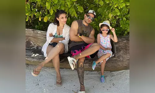 Soha Ali Khan, Kunal Khemu और बेटी इनाया मालदीव में धूप का आनंद लेते हुए
