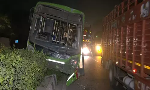 Delhi: बेकाबू डीटीसी बस की चपेट में आने से दो लोगों की मौत