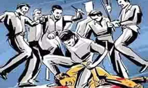 Greater Noida: सोसायटी में जमकर हंगामा, लाठी-डंडों के साथ चलीं तलवारें
