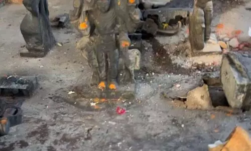 TG: शमशाबाद में स्थानीय लोगों द्वारा मंदिर में मूर्तियां तोड़े जाने के बाद तनाव TG: शमशाबाद में स्थानीय लोगों द्वारा मंदिर में मूर्तियां तोड़े जाने के बाद तनाव