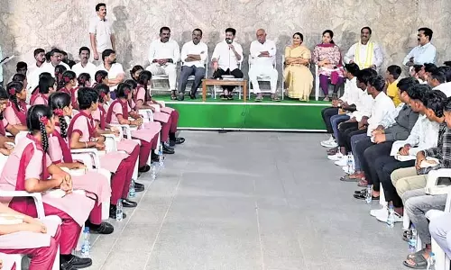 CM Revanth ने छात्रों से राजनेताओं की भड़काऊ टिप्पणियों से प्रभावित न होने को कहा