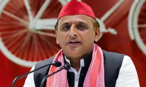 डीजीपी की नियुक्ति को लेकर अखिलेश ने सरकार को घेरा, भाजपा ने किया पलटवार डीजीपी की नियुक्ति को लेकर अखिलेश ने सरकार को घेरा, भाजपा ने किया पलटवार
