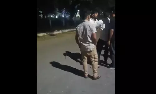 सोसाइटी में रात को हुआ बवाल, दो पक्षों में ढिशूम-ढिशूम, तलवार भी निकला