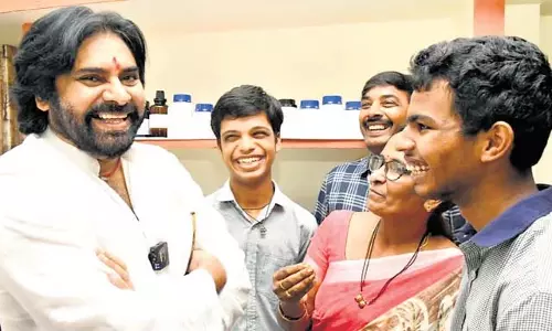 Deputy Chief Minister Pawan Kalyan ने खराब कानून-व्यवस्था के लिए गृहमंत्री और पुलिस की आलोचना की Deputy Chief Minister Pawan Kalyan ने खराब कानून-व्यवस्था के लिए गृहमंत्री और पुलिस की आलोचना की