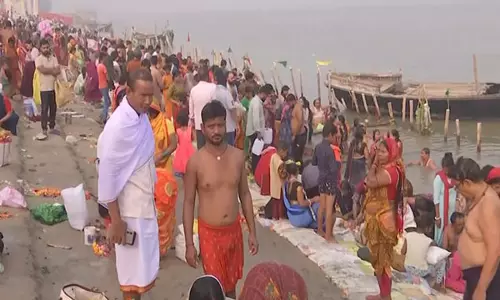Patna: छठ पूजा के पहले दिन श्रद्धालुओं ने गंगा के पाटलिपुत्र घाट पर पवित्र स्नान किया