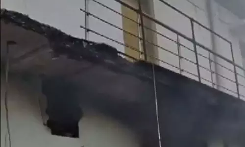 UP: महिंद्रा ट्रैक्टर एजेंसी में लगी आग, किसी के हताहत होने की खबर नहीं
