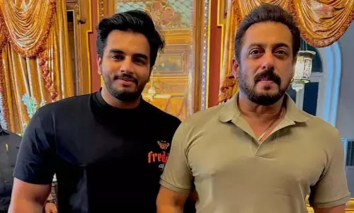 Trending: हैदराबाद के फलकनुमा पैलेस में सलमान खान से मिले प्रशंसक Trending: हैदराबाद के फलकनुमा पैलेस में सलमान खान से मिले प्रशंसक