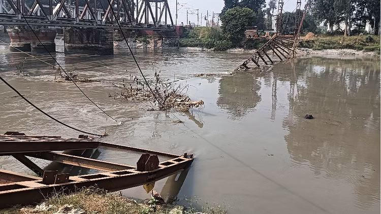 Roorkee में अचानक गिरा निर्माणाधीन पुल, मची अफरा-तफरी Roorkee में अचानक गिरा निर्माणाधीन पुल, मची अफरा-तफरी