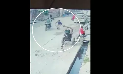 हत्या का LIVE वीडियो, दिनदहाड़े स्कूल प्रिंसिपल को बदमाशों ने सिर में गोली मार दी, फैली सनसनी हत्या का LIVE वीडियो, दिनदहाड़े स्कूल प्रिंसिपल को बदमाशों ने सिर में गोली मार दी, फैली सनसनी