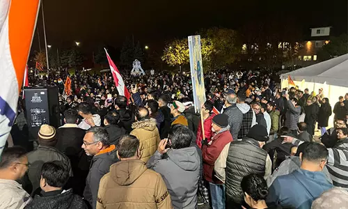 Brampton: कनाडा में हिंदू मंदिरों पर हमलों के खिलाफ़ हज़ारों लोगों ने एकजुटता रैली निकाली Brampton: कनाडा में हिंदू मंदिरों पर हमलों के खिलाफ़ हज़ारों लोगों ने एकजुटता रैली निकाली