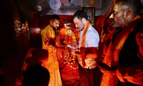 राहुल गांधी रायबरेली पहुंचे, मंदिर में किए दर्शन